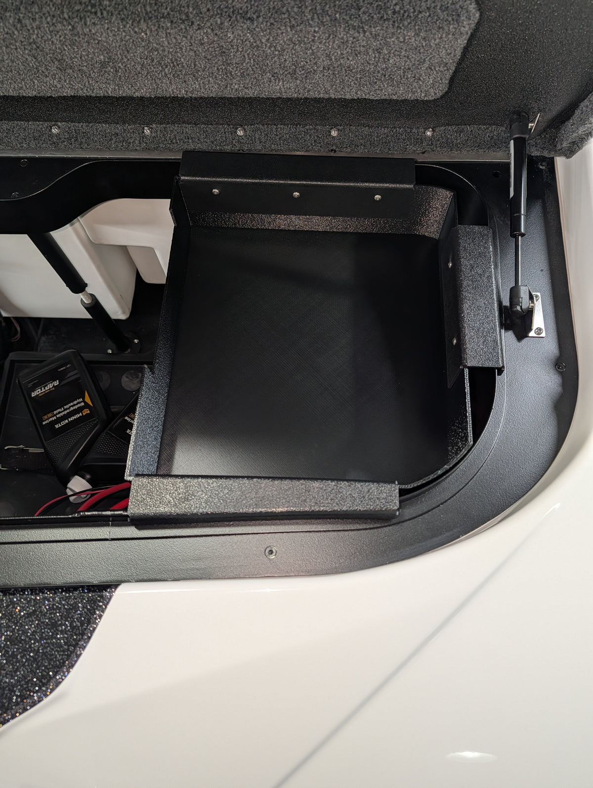 NPDSK0089 SKEETER STARBOARD ZXE/FXE CORNER BATTERY COMPARTMENT TRAY